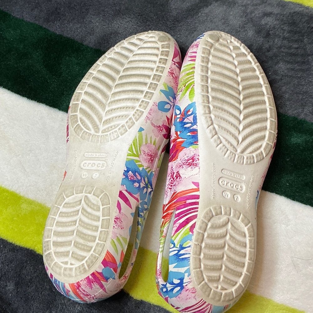 CROCS Colorful Floral Women's Flats Size 7 - Picture 6 of 9
